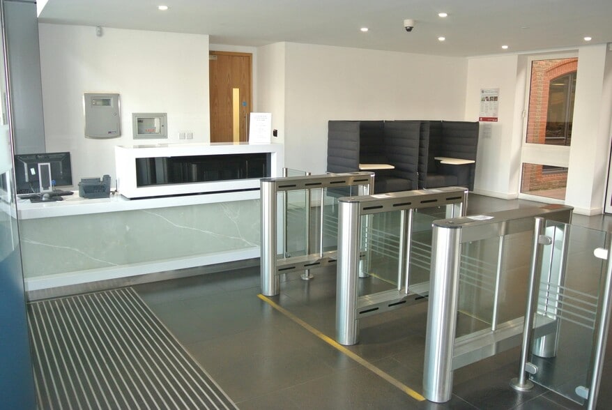 Wood St, Kingston Upon Thames for lease - Building Photo - Image 3 of 12