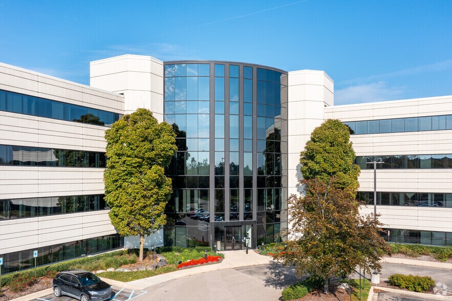 39500 High Pointe Blvd, Novi, MI à louer - Photo du bâtiment - Image 3 de 15