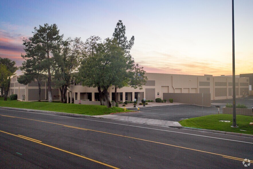 1400 N Fiesta Blvd, Gilbert, AZ à louer - Photo du bâtiment - Image 2 de 4