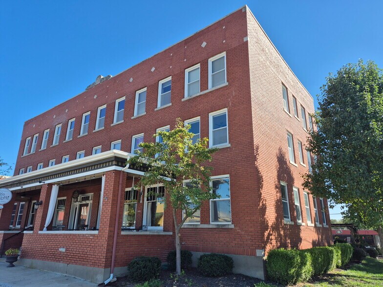 139 W Peoria St, Paola, KS à louer - Photo du bâtiment - Image 2 de 13