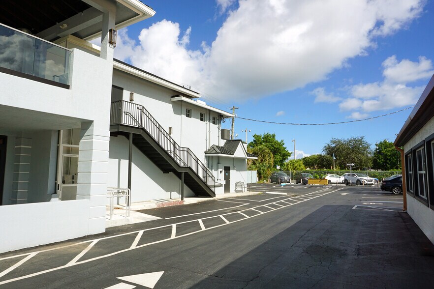 2010 Wilton Dr, Wilton Manors, FL à vendre - Photo du bâtiment - Image 2 de 17