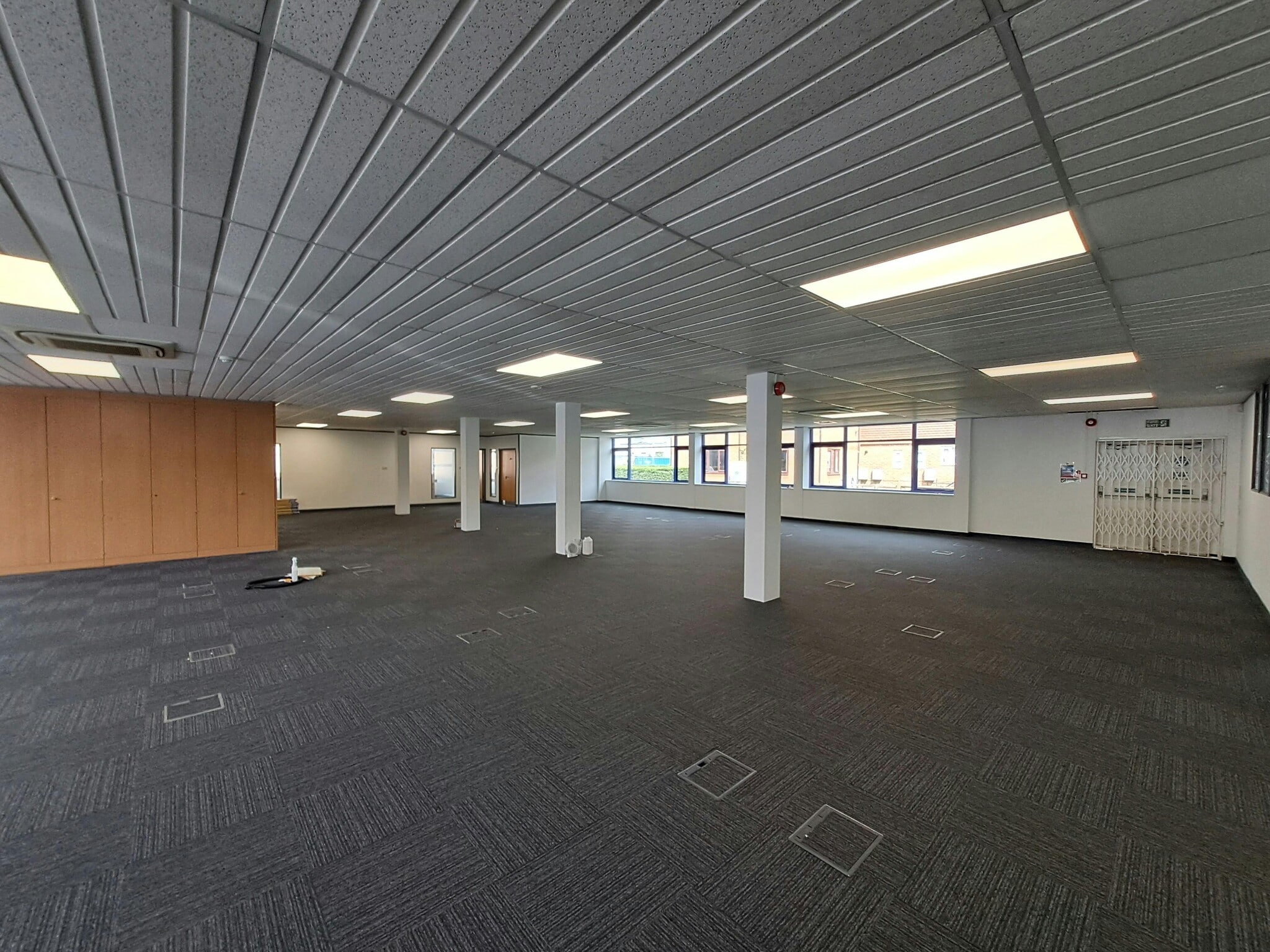 37 Gatwick Rd, Crawley for lease Primary Photo- Image 1 of 38