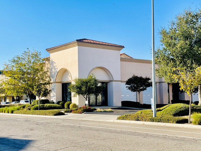 2103 Wisteria Ln, Paso Robles, CA à louer - Photo du bâtiment - Image 2 de 6