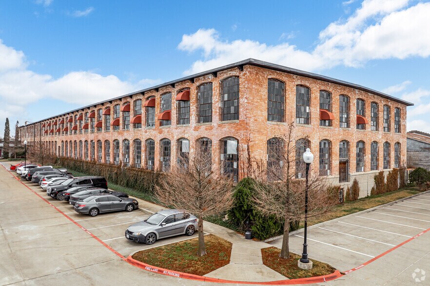 610 Elm St, McKinney, TX à louer - Photo du bâtiment - Image 1 de 22