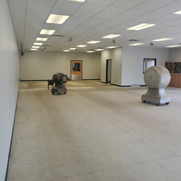 1033 Leonard St NW, Grand Rapids, MI à louer - Photo du bâtiment - Image 2 de 8