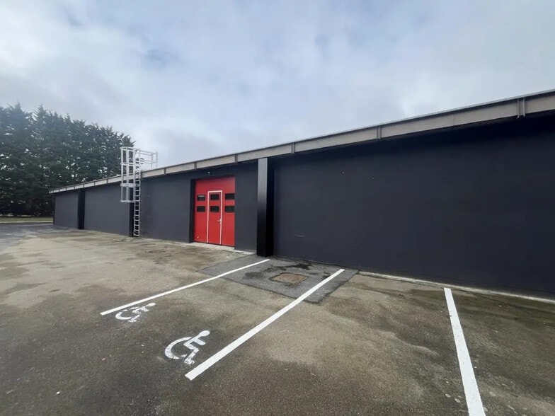Industrial in Maurepas for sale - Building Photo - Image 2 of 13
