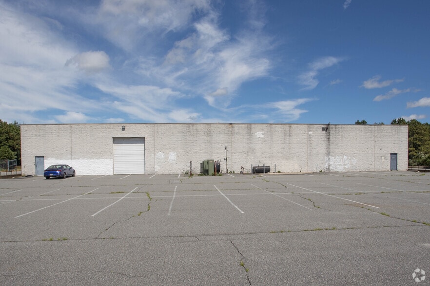 990 Station Rd, Bellport, NY for lease - Building Photo - Image 3 of 5
