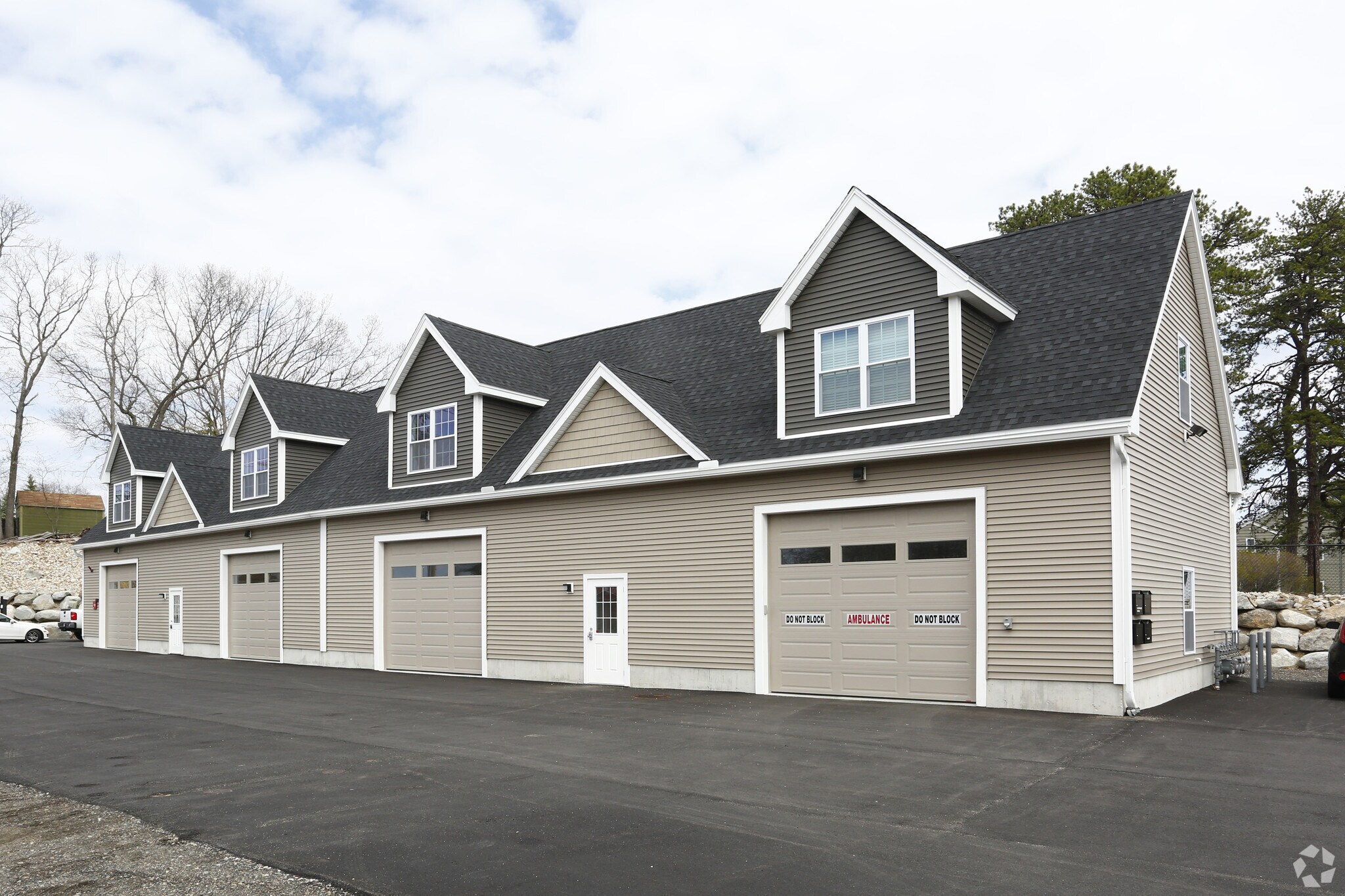 1393 Lakeview Ave, Dracut, MA à louer Photo principale- Image 1 de 3