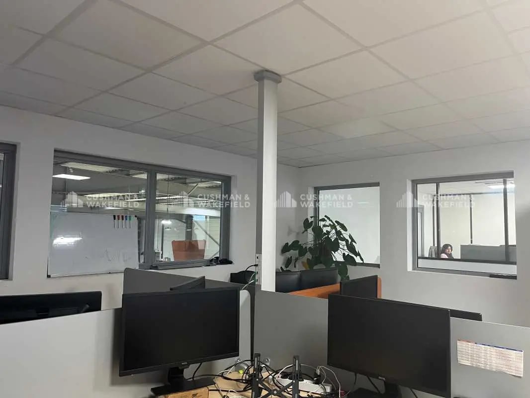 Flex in Le Luc for lease Interior Photo- Image 1 of 6
