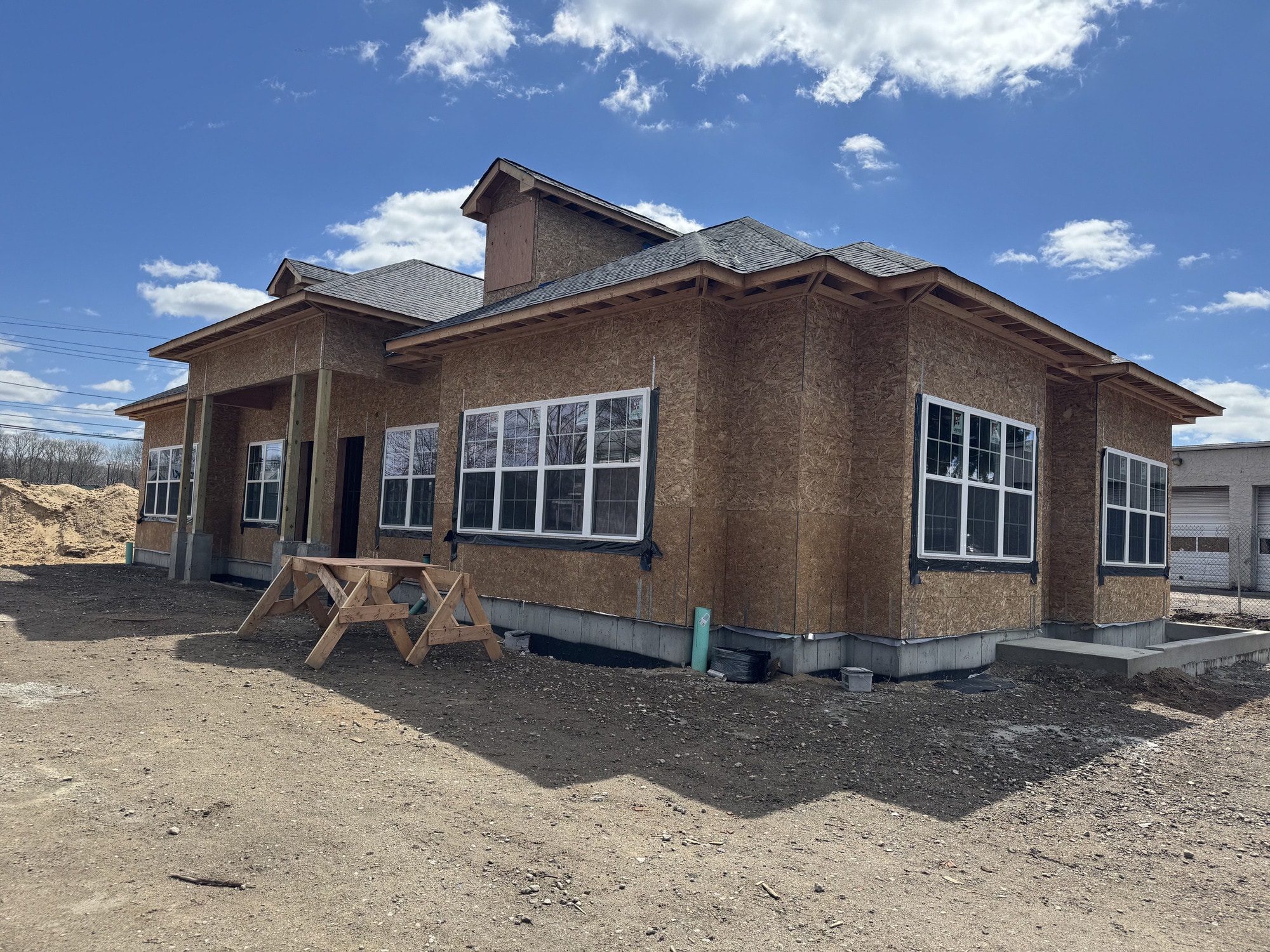 643 Old Medford Ave, Patchogue, NY à louer Photo principale- Image 1 de 5