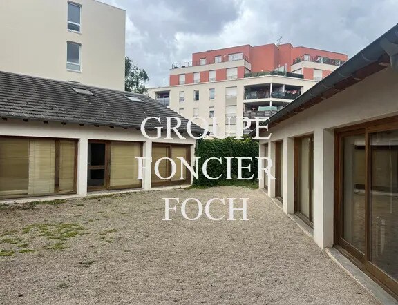 Flex in Villeurbanne for sale Building Photo- Image 1 of 8