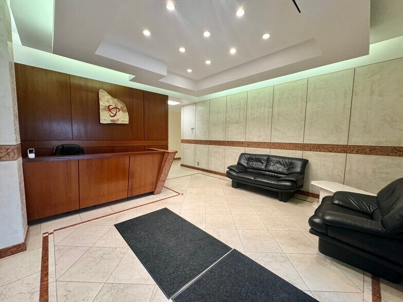 25-21 49th St, Astoria, NY à louer - Photo du bâtiment - Image 2 de 28