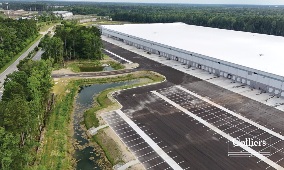 8100 Palmetto Commerce Pky, Ladson, SC à louer - Photo du bâtiment - Image 3 de 14