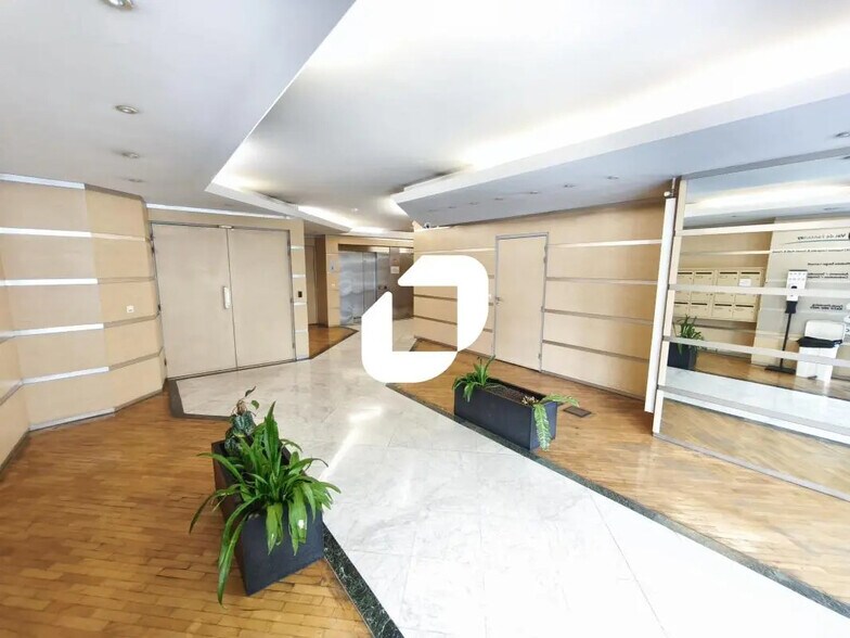 Office in Fontenay-sous-Bois for lease - Lobby - Image 2 of 10