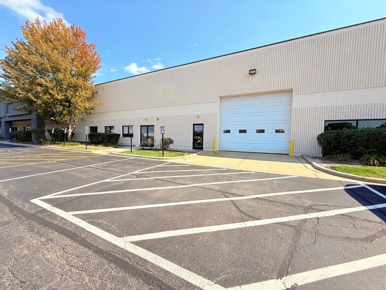 400-440 Airport Rd, Elgin, IL for lease - Building Photo - Image 2 of 10