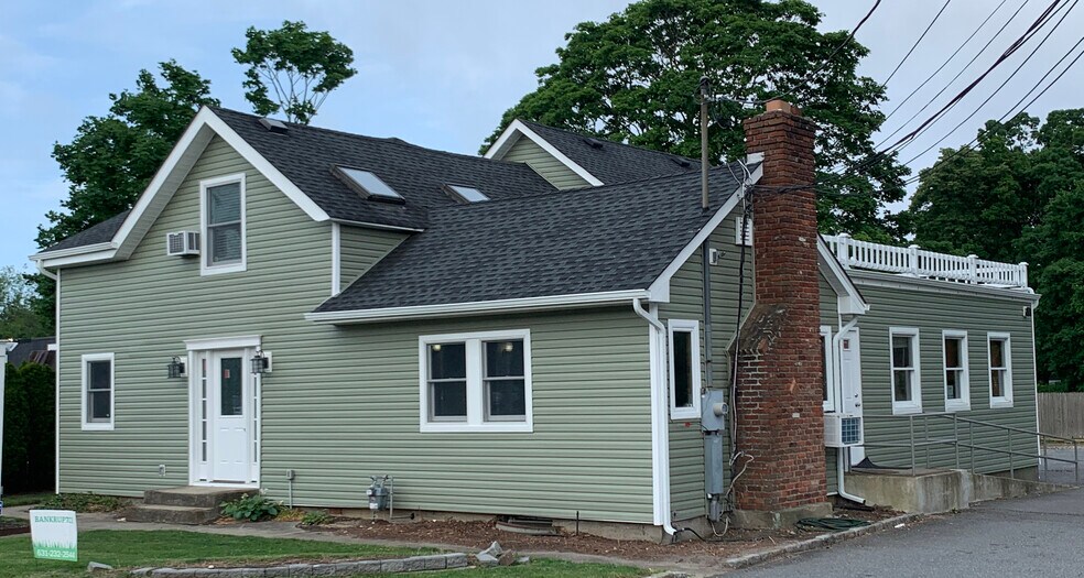 128 Carleton Ave, East Islip, NY à vendre - Photo du bâtiment - Image 2 de 10