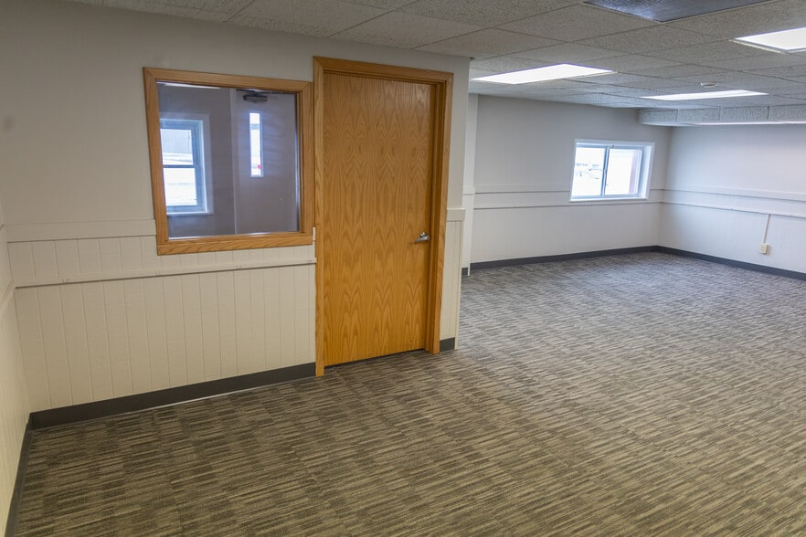 1405 Lake Lansing Rd, Lansing, MI à louer - Photo du bâtiment - Image 3 de 16