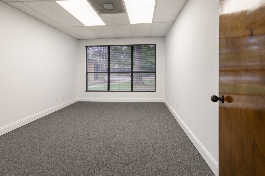 736 N Fielder Rd, Arlington, TX for sale - Building Photo - Image 3 of 19