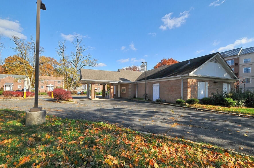 335 E Front St, Plainfield, NJ for lease - Building Photo - Image 2 of 7