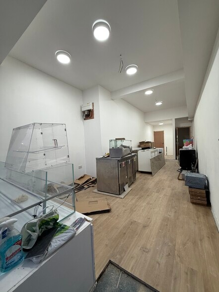 629 High Rd, London for lease - Interior Photo - Image 3 of 9