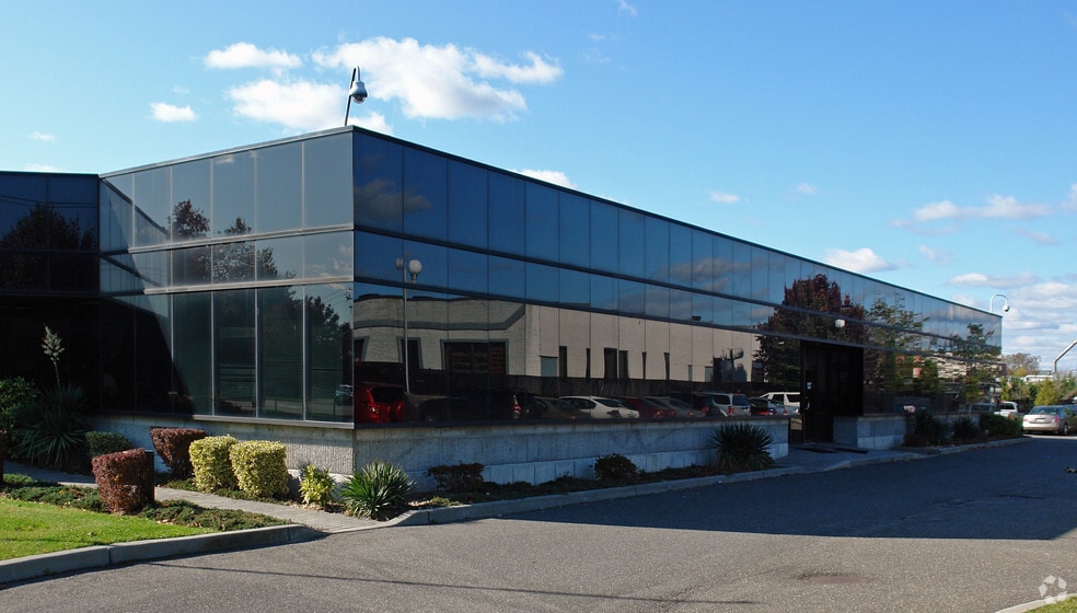 550 Johnson Ave, Bohemia, NY for sale - Building Photo - Image 2 of 4