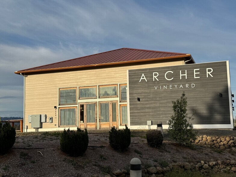 9660 NE Fox Farm Rd, Dundee, OR à vendre - Photo du bâtiment - Image 1 de 7