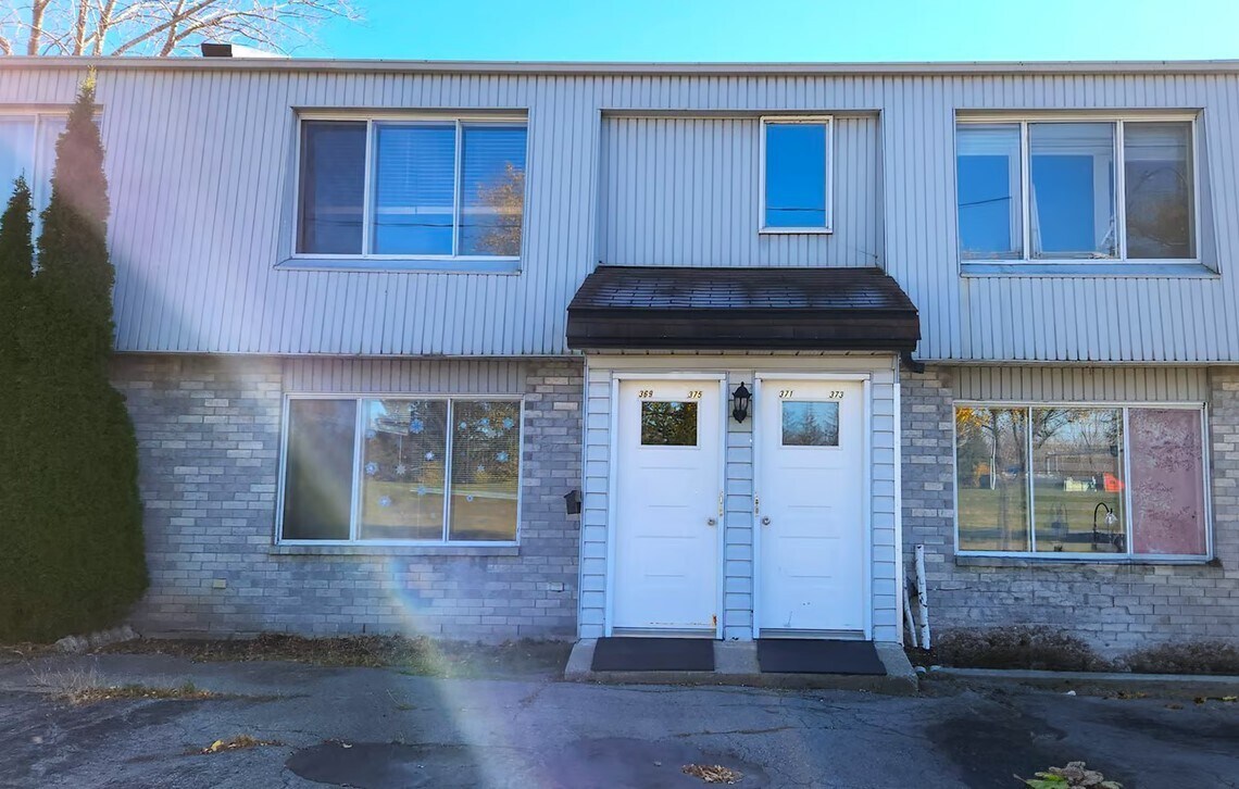 369-375 Av 1Re, L'Île-Perrot, QC for sale Primary Photo- Image 1 of 1