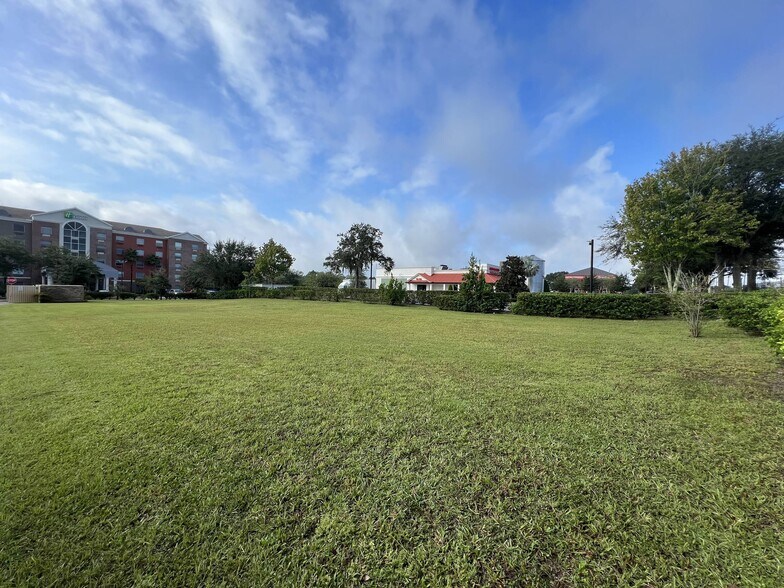 1320 Saxon Blvd, Orange City, FL à louer - Photo du bâtiment - Image 2 de 2