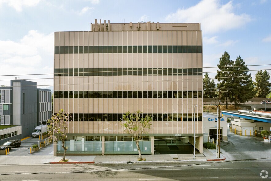 12840 Riverside Dr, Valley Village, CA à louer - Photo du bâtiment - Image 3 de 7