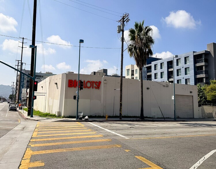 5321 Vineland Ave, North Hollywood, CA à louer - Photo du bâtiment - Image 1 de 7