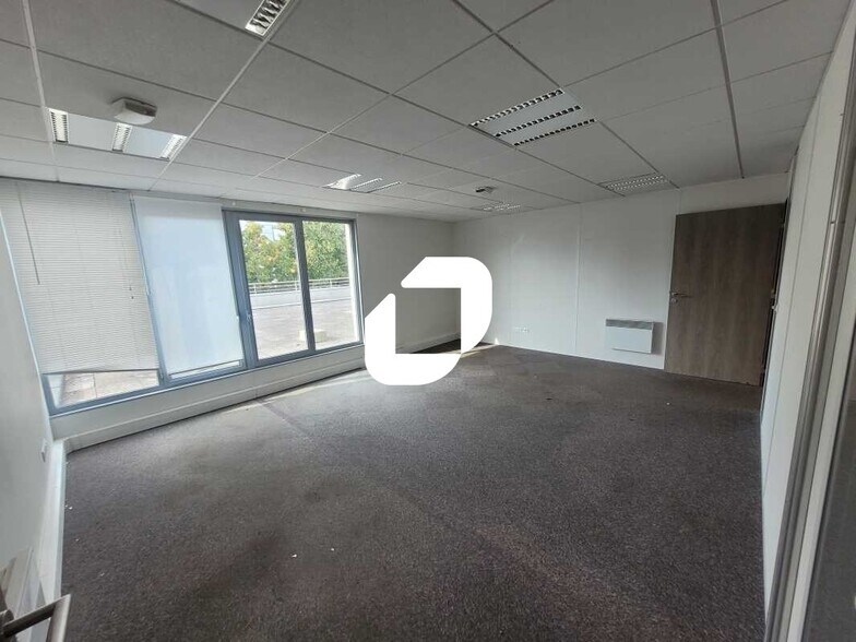 Flex in Poissy for lease - Building Photo - Image 2 of 18