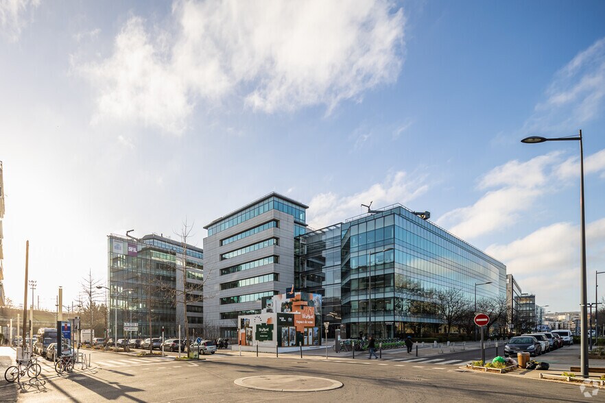 65 Rue Camille Desmoulins, Issy-les-Moulineaux à louer - Photo du bâtiment - Image 3 de 7