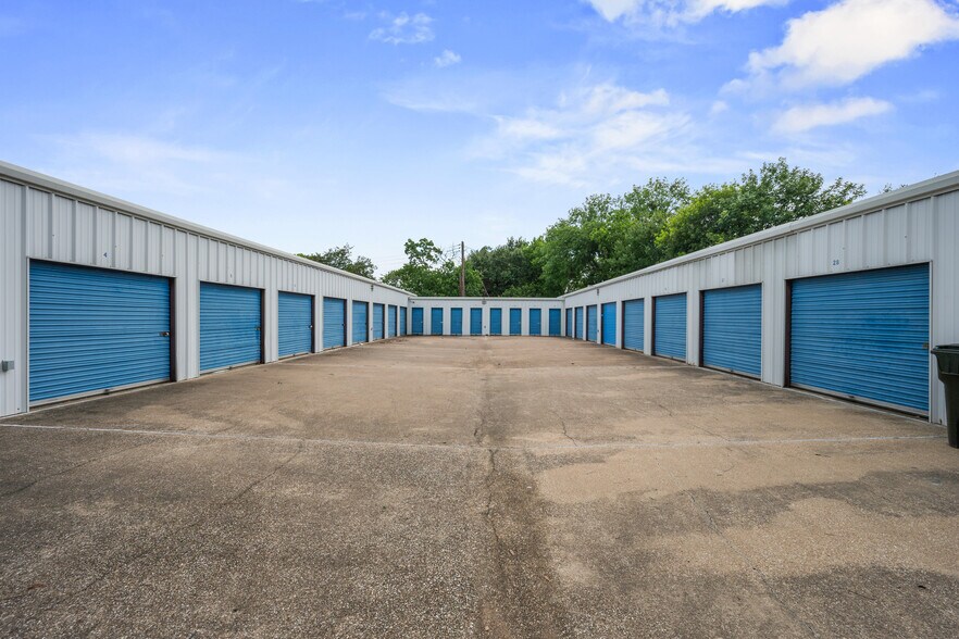 2306 Cavitt Ave, Bryan, TX à vendre - Photo du bâtiment - Image 1 de 5
