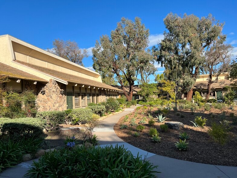 2021 Sperry Ave, Ventura, CA à louer - Photo du bâtiment - Image 1 de 20