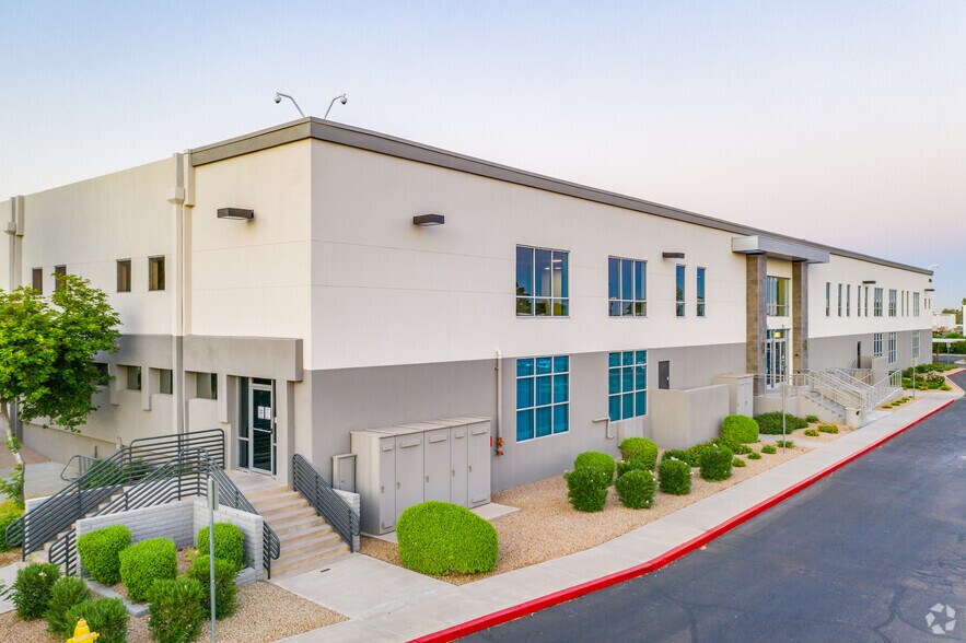 3925 E Broadway Rd, Phoenix, AZ à louer - Photo du bâtiment - Image 1 de 11
