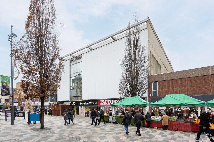 177-185 High Rd, Ilford à louer - Photo du bâtiment - Image 2 de 2
