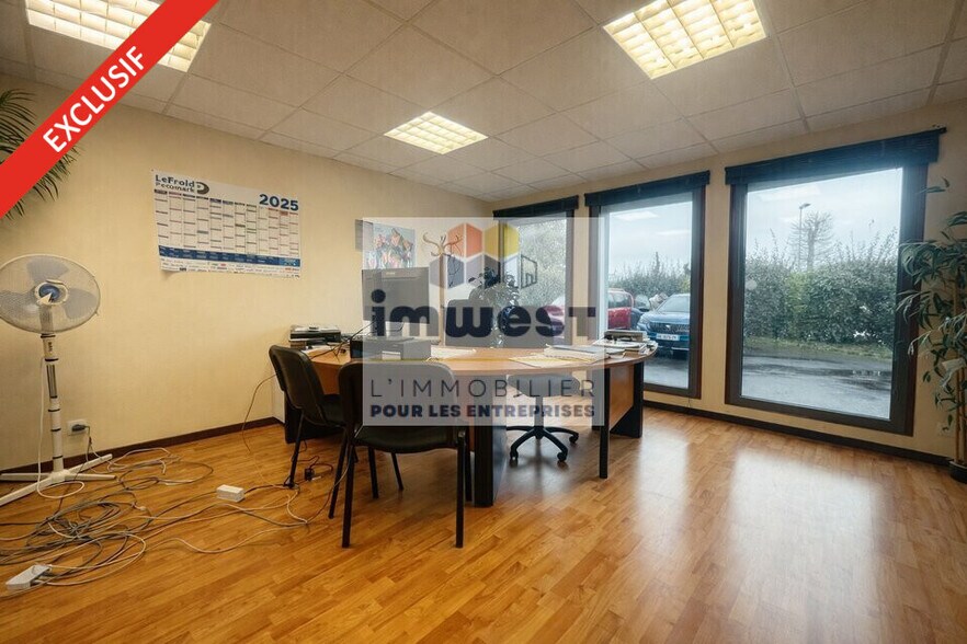 Flex in La Mézière for lease - Interior Photo - Image 2 of 6