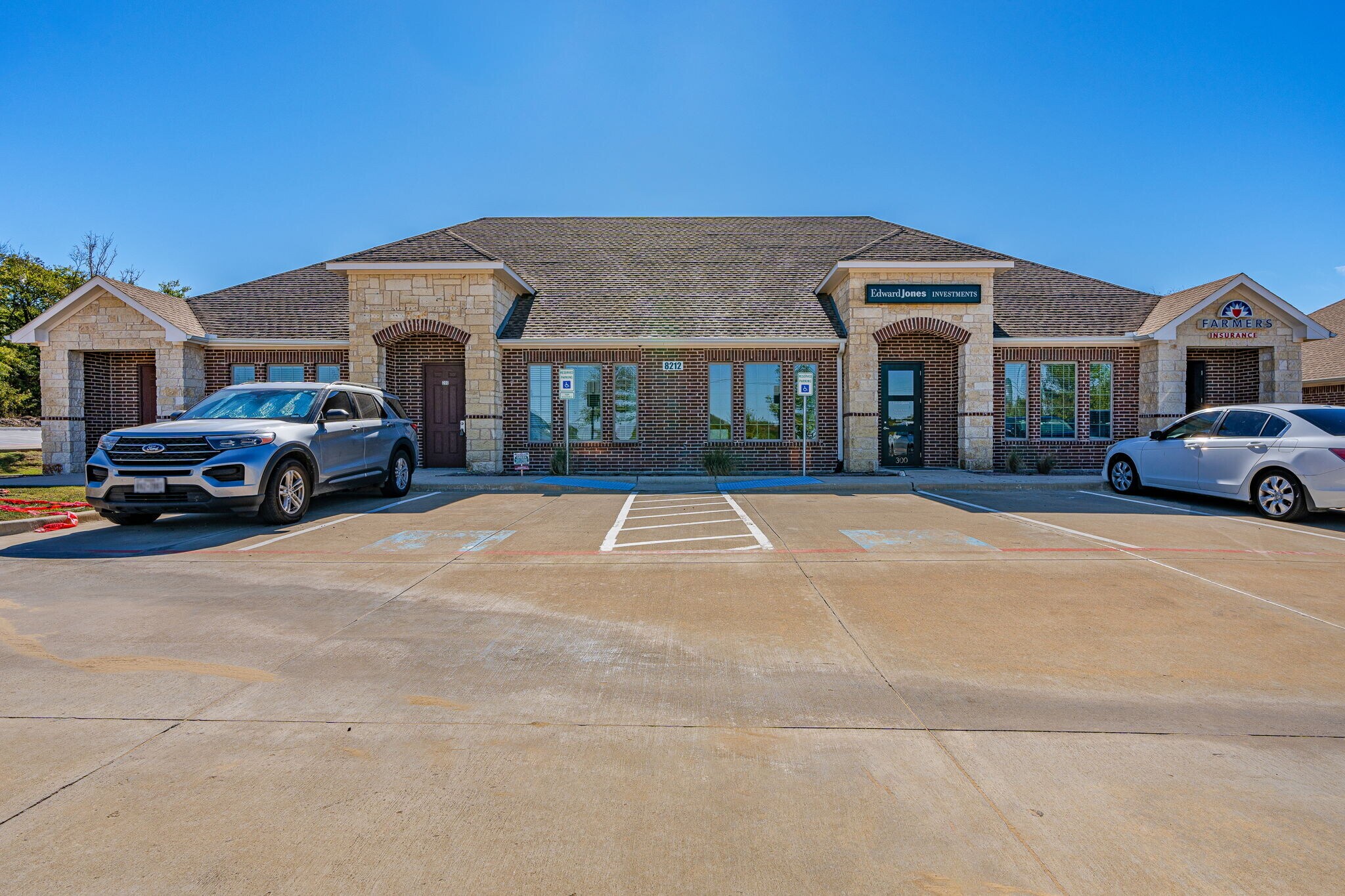 8212 Liberty Grove Rd, Rowlett, TX à vendre Photo principale- Image 1 de 33