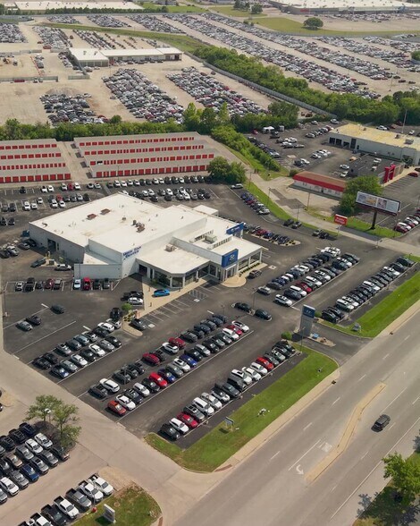 5051 W Pike Plaza Rd, Indianapolis, IN à vendre - Vidéo sur l’inscription commerciale - Image 2 de 8