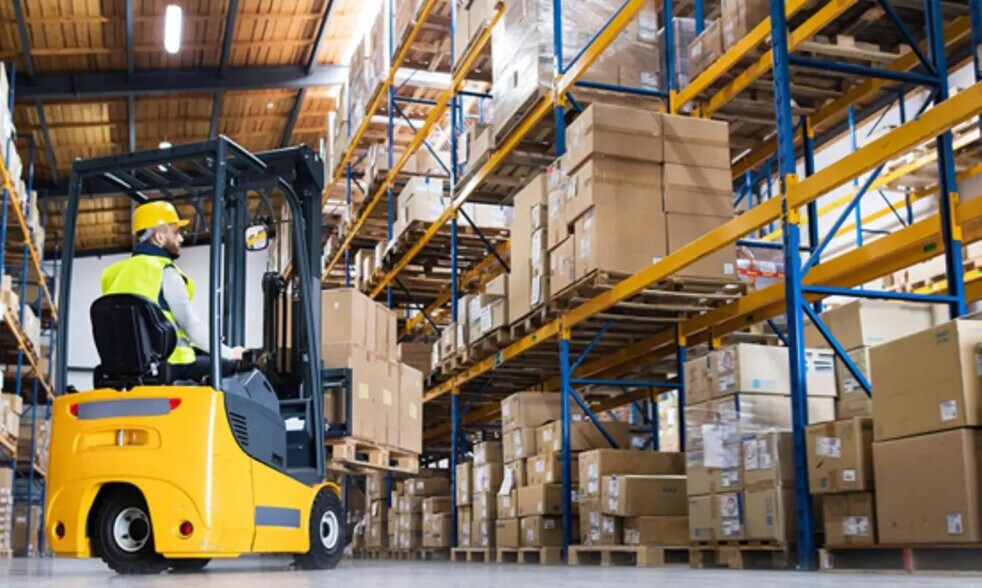 Flex in Le Plessis-Pâté for lease - Building Photo - Image 2 of 8