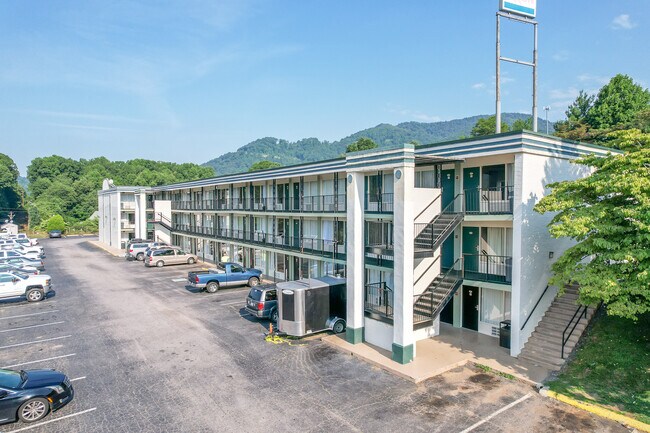 Plus de détails pour 2551 Smokey Park Hwy, Candler, NC - Services hôteliers à vendre