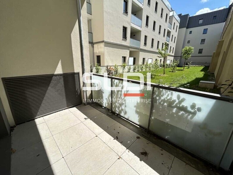 Rue Gantillon, Villefranche-sur-Saône for lease - Building Photo - Image 1 of 5