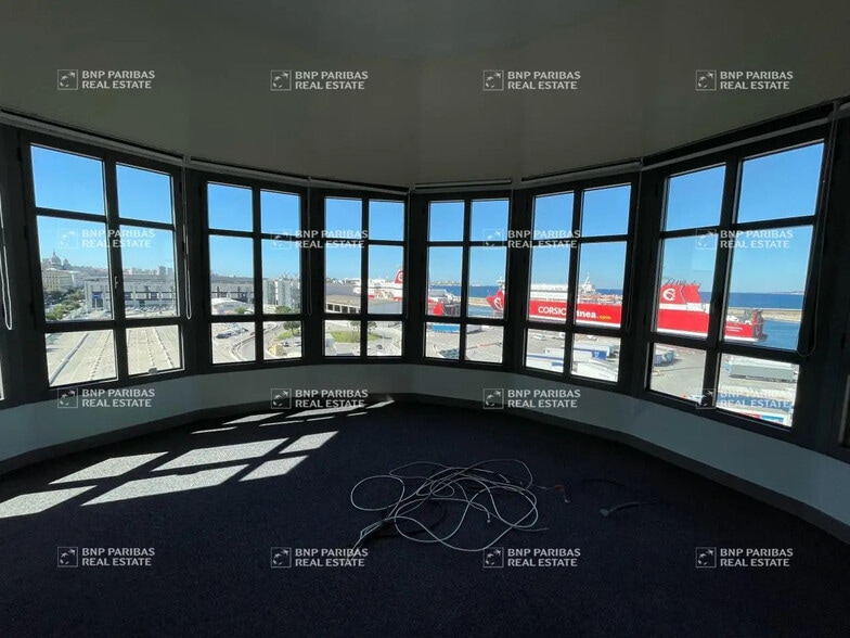 Office in Marseille for lease - Interior Photo - Image 2 of 16