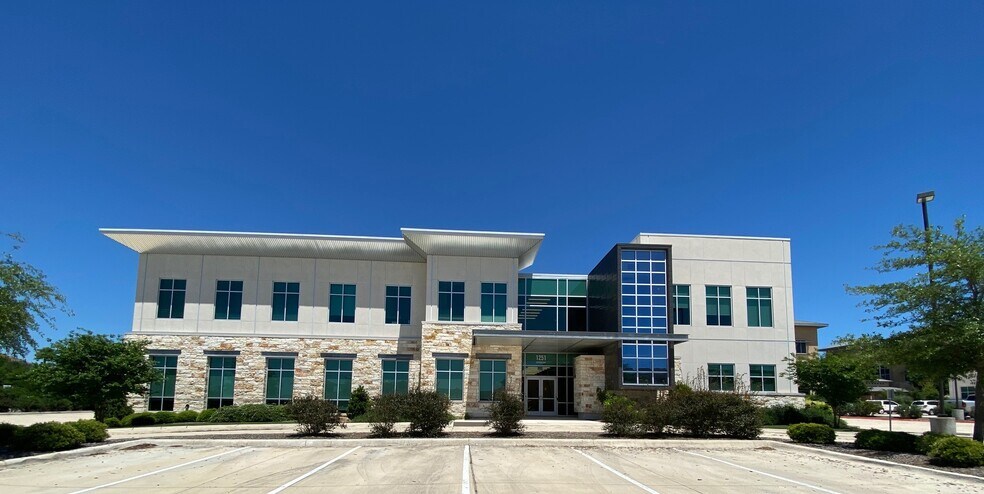 1251 Sadler Dr, San Marcos, TX à louer - Photo du bâtiment - Image 1 de 15