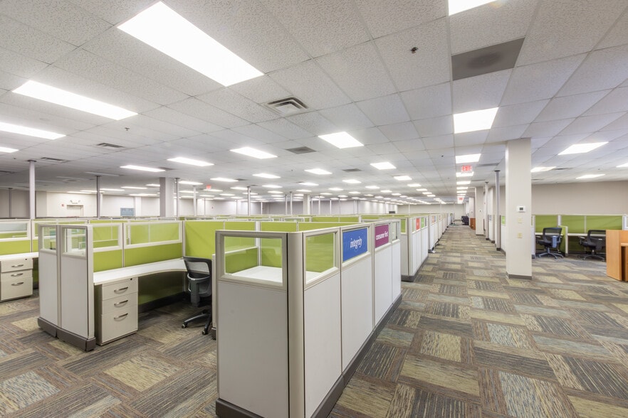 335-365 New Commerce Blvd, Wilkes Barre, PA for lease - Interior Photo - Image 1 of 5