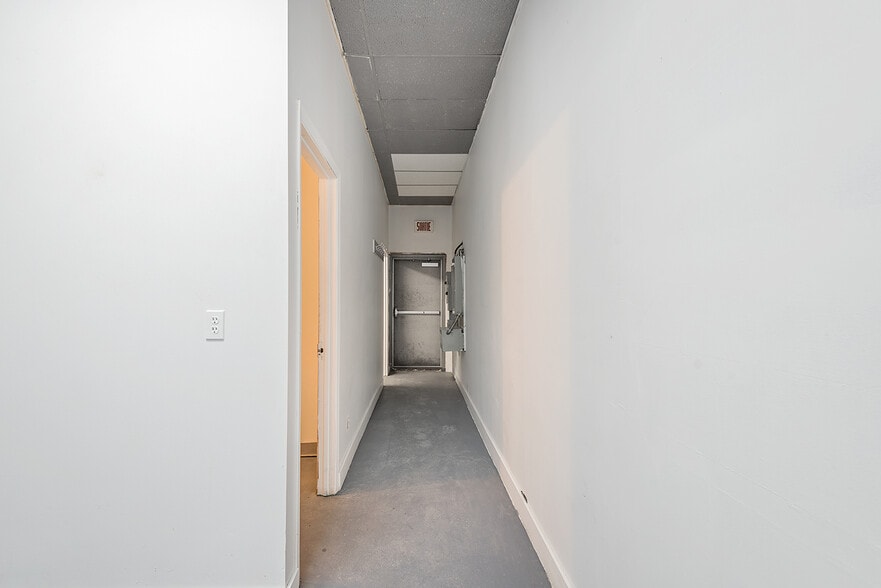 1245-1275 Boul Des Seigneurs, Terrebonne, QC for lease - Interior Photo - Image 3 of 15