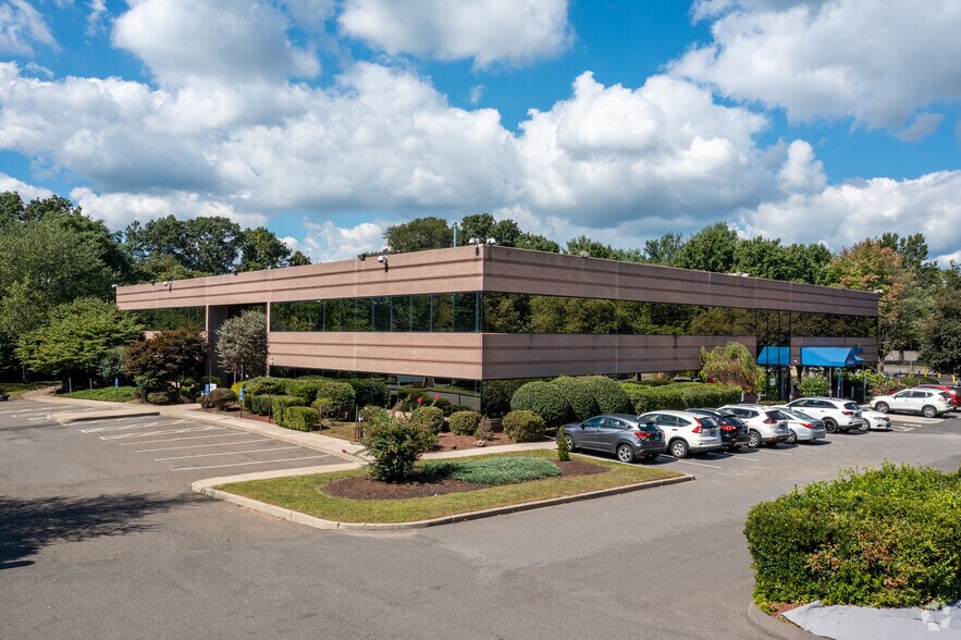 7 Cambridge Dr, Trumbull, CT à louer - Photo du bâtiment - Image 2 de 13