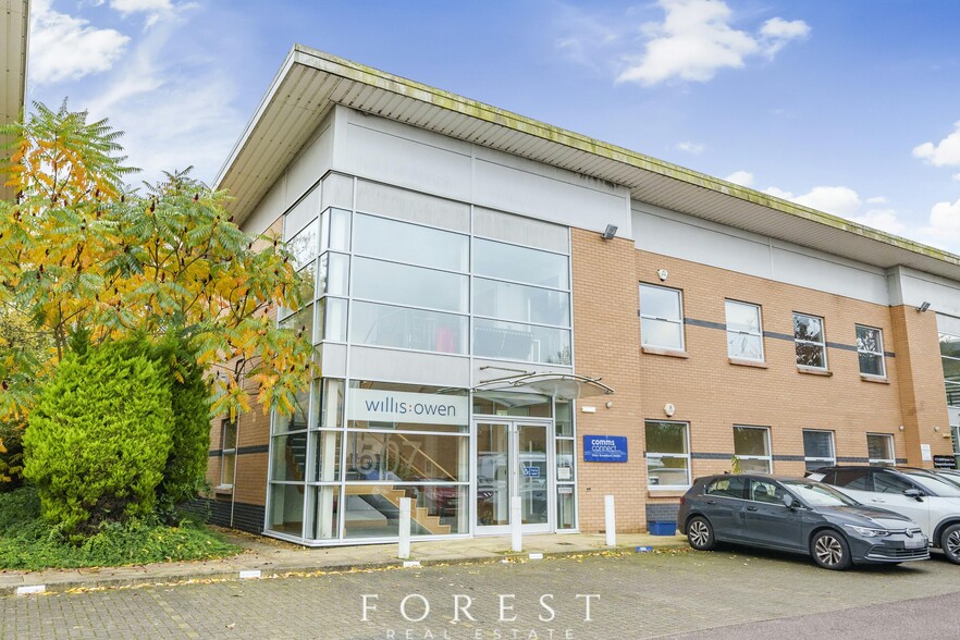 Centennial Ave, Borehamwood for lease - Primary Photo - Image 1 of 18