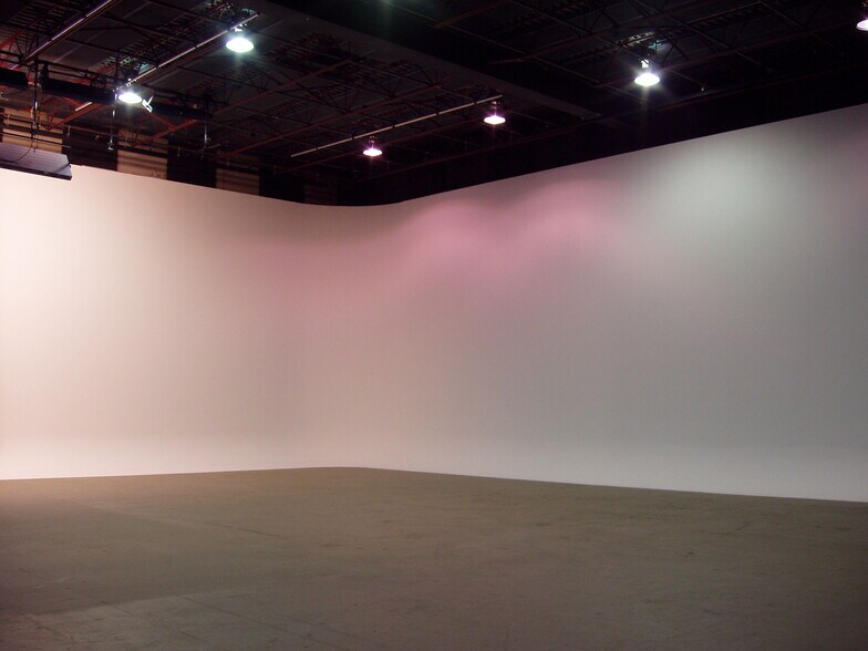 140-144 Riverside Dr, North Vancouver, BC à vendre - Photo du bâtiment - Image 2 de 19