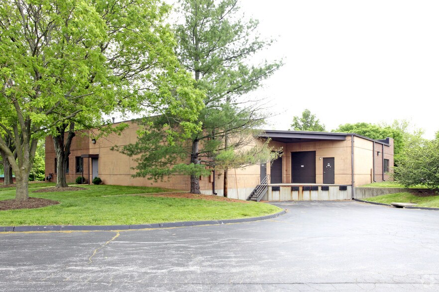 1601 Headland Dr, Fenton, MO à louer - Photo du bâtiment - Image 2 de 2